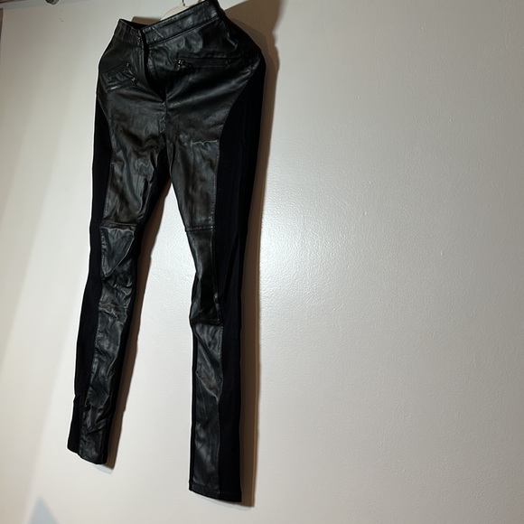 Black leather like & Stretch leggings with diagonal pockets BCBG  Medium - Picture 6 of 11